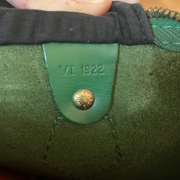 Louis Vuitton Green Epi Leather Speedy 35. Vintage Bronze Hardware - Picture 4 of 15